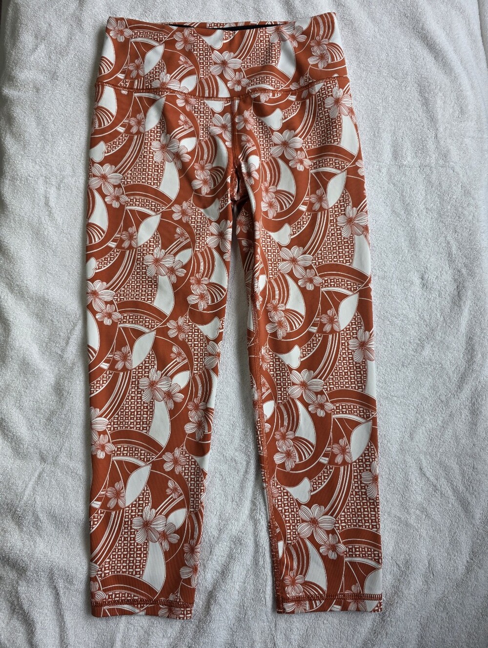 Victoria’s Secret Knockout Floral Capri Leggings Size S Exercise Yoga Running